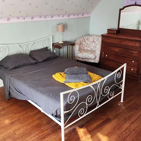 Grande Maison Dans La Cité Médiévale De *