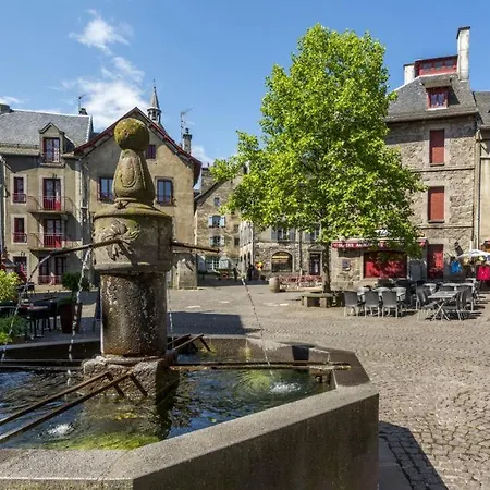 Grande Maison Dans La Cité Médiévale De * Besse-et-Saint-Anastaise