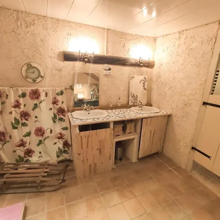 Grande Maison Dans La Cité Médiévale De *