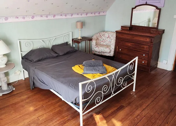 Grande Maison Dans La Cite Medievale De *