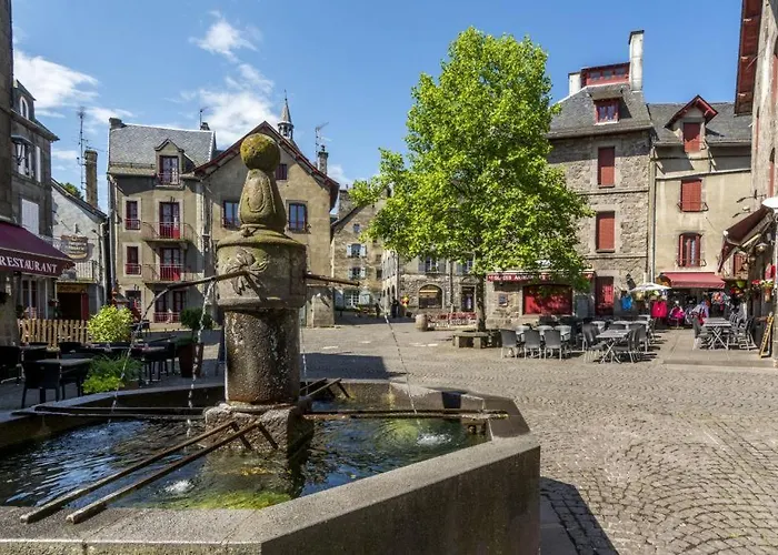 Grande Maison Dans La Cite Medievale De * Besse-et-Saint-Anastaise