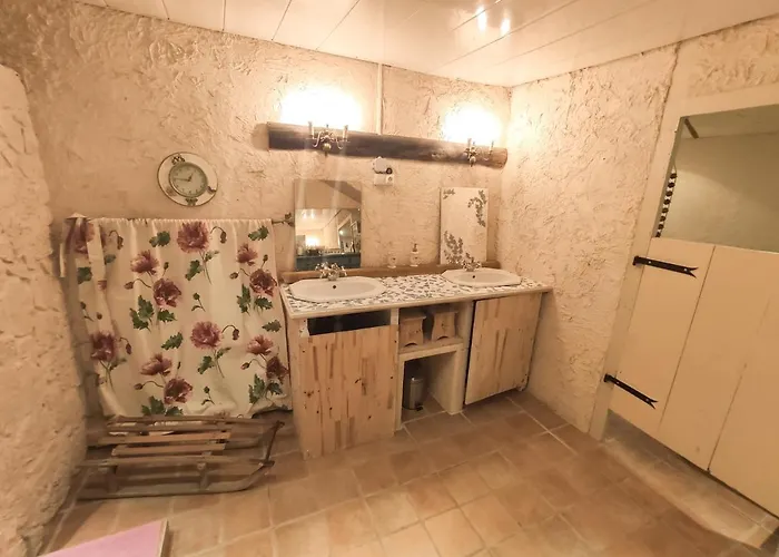 Grande Maison Dans La Cite Medievale De *